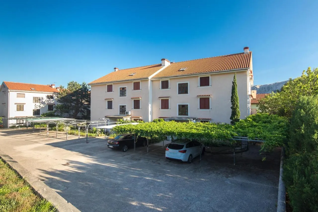 Apartments With A Parking Space Baska, Krk - 19480 0*, バスカ クロアチア